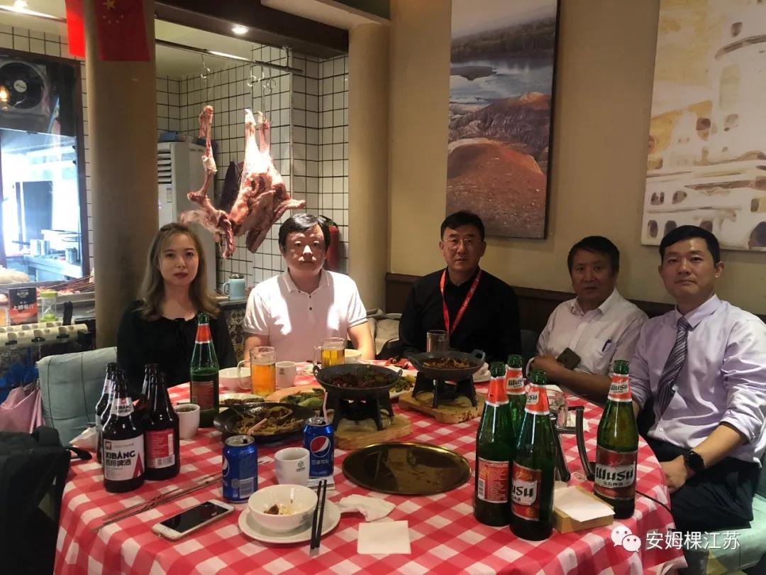 中間：中國(guó)牛人俱樂部主席馬廣勝先生    右一：湖南食品研究院郭院士   右二：江陰安姆棵吳總經(jīng)理